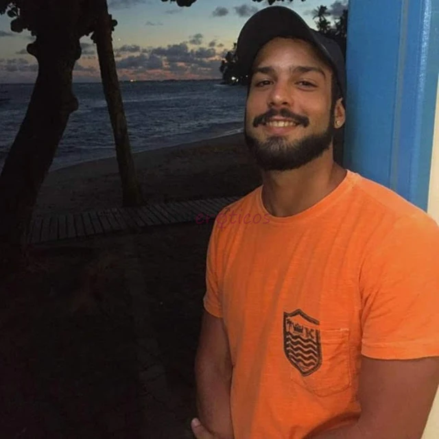 Ola sou o athos tenho 28 anos 1 77 altura 70 kg 100 ativo branco bronzeado de praia malho frequentemente surfo baiano gato com um delicioso dote de 20...