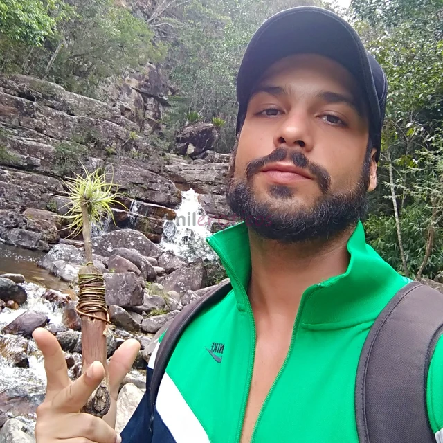 Ola sou o athos tenho 28 anos 1 77 altura 70 kg 100 ativo branco bronzeado de praia malho frequentemente surfo baiano gato com um delicioso dote de 20...