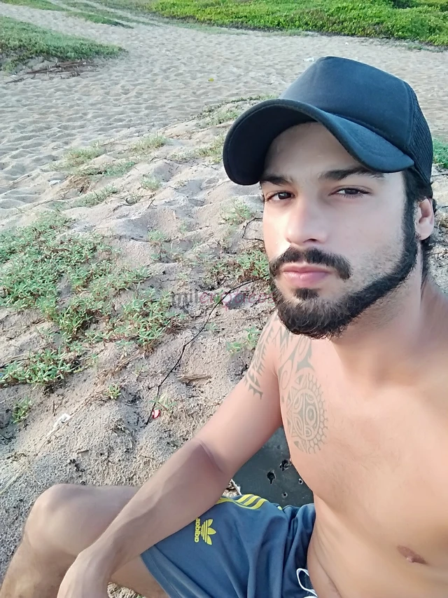 Ola sou o athos tenho 28 anos 1 77 altura 70 kg 100 ativo branco bronzeado de praia malho frequentemente surfo baiano gato com um delicioso dote de 20...