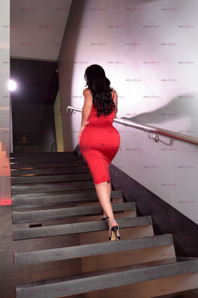 FOTOS DE HERMOSA CHICA CON CULO ENORME. GRANDES TETAS Y MUY COMPLACIENTE