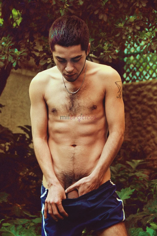 Me llamo borja tengo 27 anos mido 1 68 mtrs y peso 58 k soy trigueno velludo y con una dotacion de 20 cm grueso y lechero soy relajado y caliente nada...