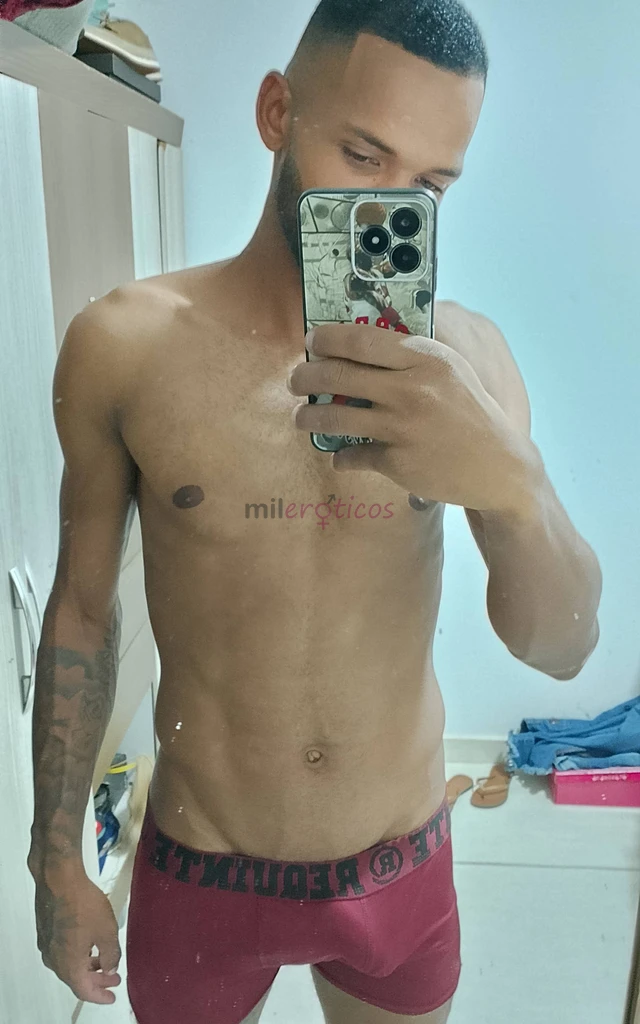 Moreno alto de 1 88 de altura rola gostosa de 19 cm amo uma safadeza tenho 26 anos atendimento sem pressa e sem frescura realizo fetiches atendo todos...
