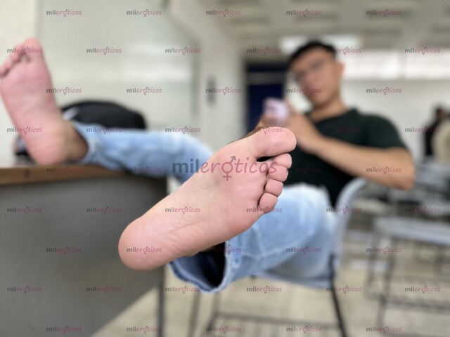 FOTOS DE PIES DE JOVEN UNIVERSITARIO LISTO PARA PREÑAR