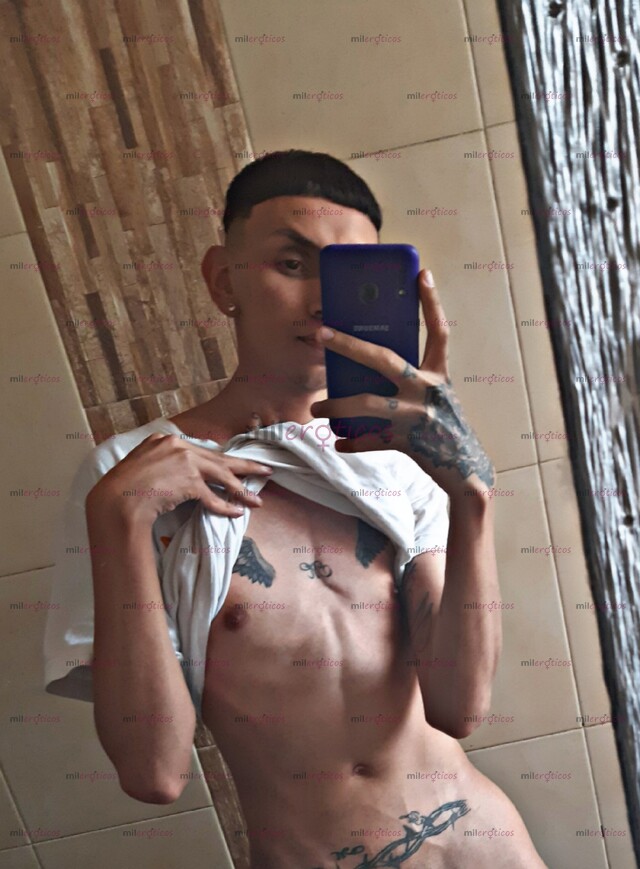 FOTOS DE FLACO DOTADO CON 22CM DE VERGA Y NALGON A TU DISPOCICION