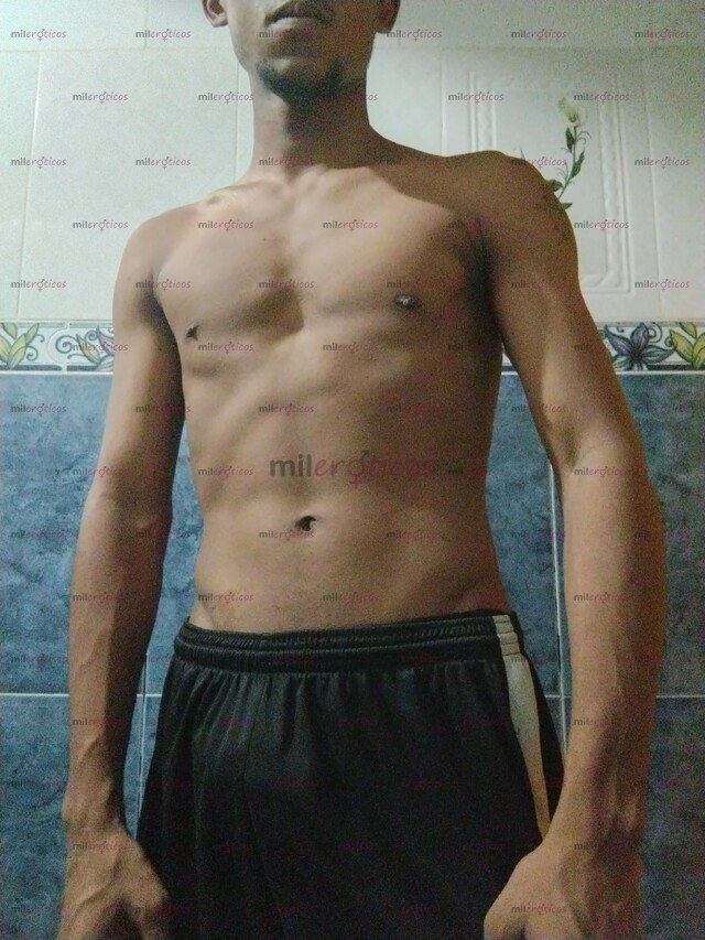 FOTOS DE MORENO BIEN DOTADO DISPUESTO A COMPLACER Y DEJAR TEMBLANDO TUS PIERNAS