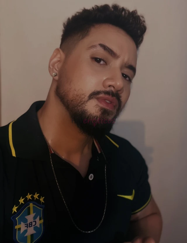Opa espero que esteja tudo bem me chamo phelipe tenho 1 76 sou discreto masculino safado e disposto a te dar prazer tenho coxas grossas e atendo em qu...