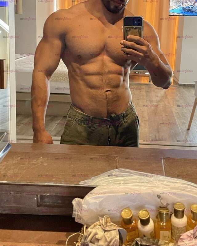 FOTOS DE GUAPO Y MUSCULOSO MASAJISTA!! SOLO HOMBRES !!!