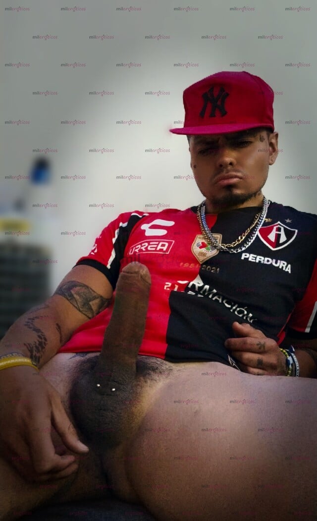 FOTOS DE CHACAL FUTBOLERO, ACA SE SUDA LA CAMISETA DETONANDO Y LLENANDO CULOS DE SEMEN