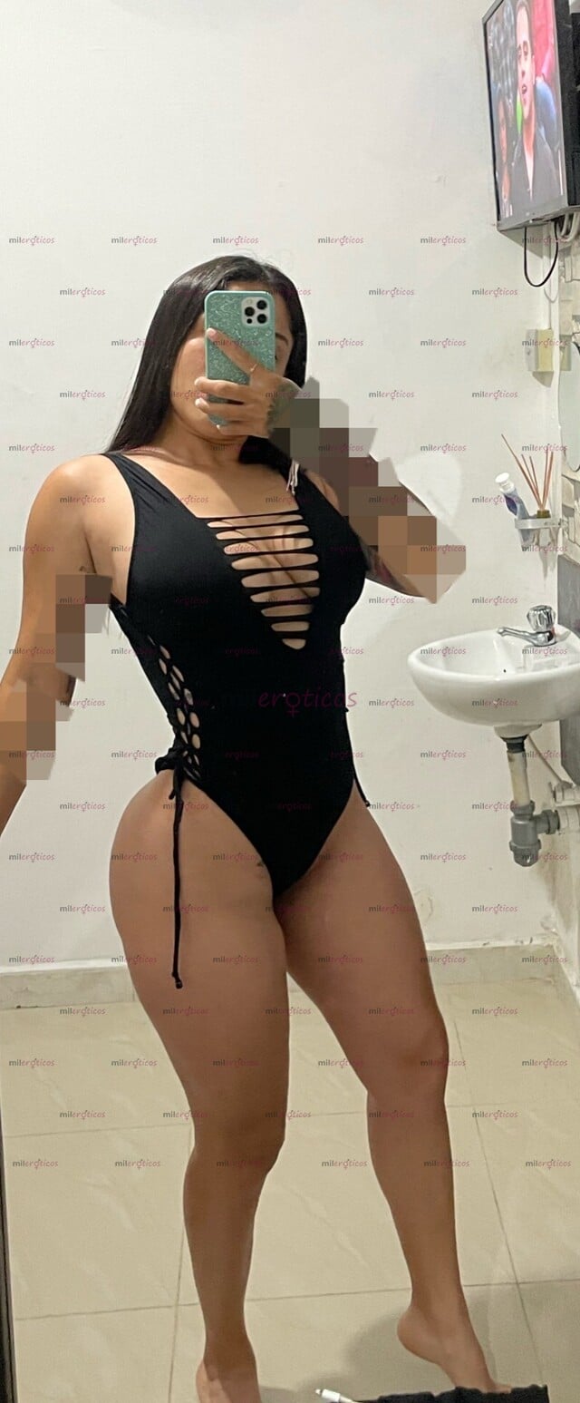 FOTOS DE TÉTICAS RICAS, JUGOSOS Y MUY PROVOCATIVAS CON UN CHOCHITO ROSADITO