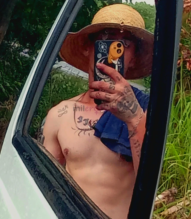 Gosto de vender conteudo adulto faco video e foto que pedirem mas recebo antes p valor preco a combinar sou bonito e bem dotado cuzinho fechadinho e d...