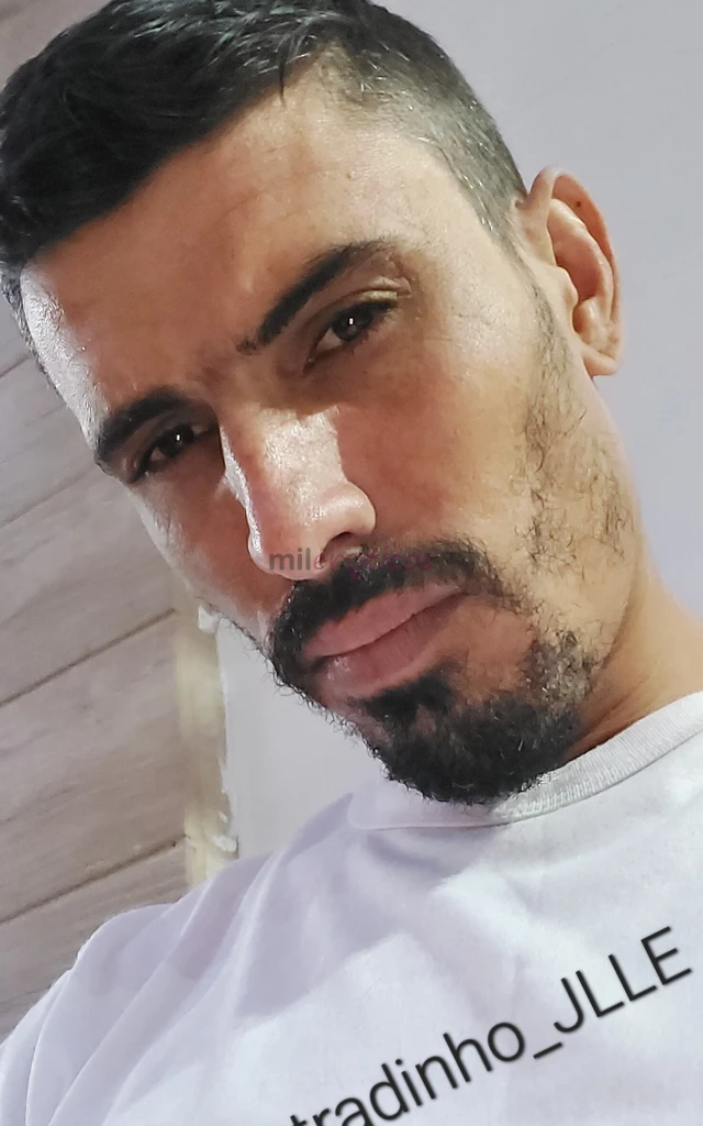 E hora de realizar suas maiores fantasias e fetiches moreno alto discreto inteligente e paciente com iniciantes venha passar um tempo comigopegada for...