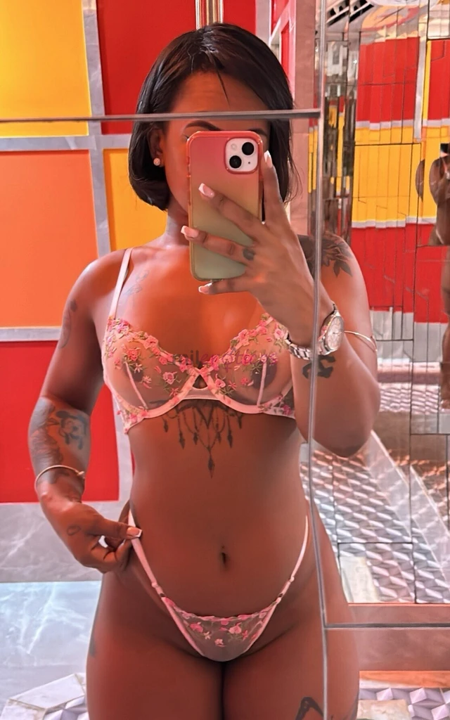 Ola sou a bruna uma mulher discreta calma sou bem cheirosa adoro homens cheirosos adoro interagir sou bem tranquila e gosto de pessoas tranquilas tamb...