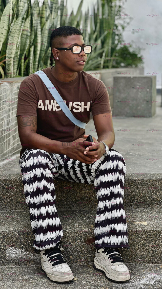 FOTOS DE NEGRO MACHO VERGON 22CM DE PLACER, SI TE GUSTA SER SUMISO ACA ESTA TU MACHO.