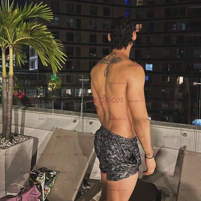 FOTOS DE JOVEN VERSATIL Y ATLETA DISPUESTO A EXPLORAR UN MUNDO NUEVO