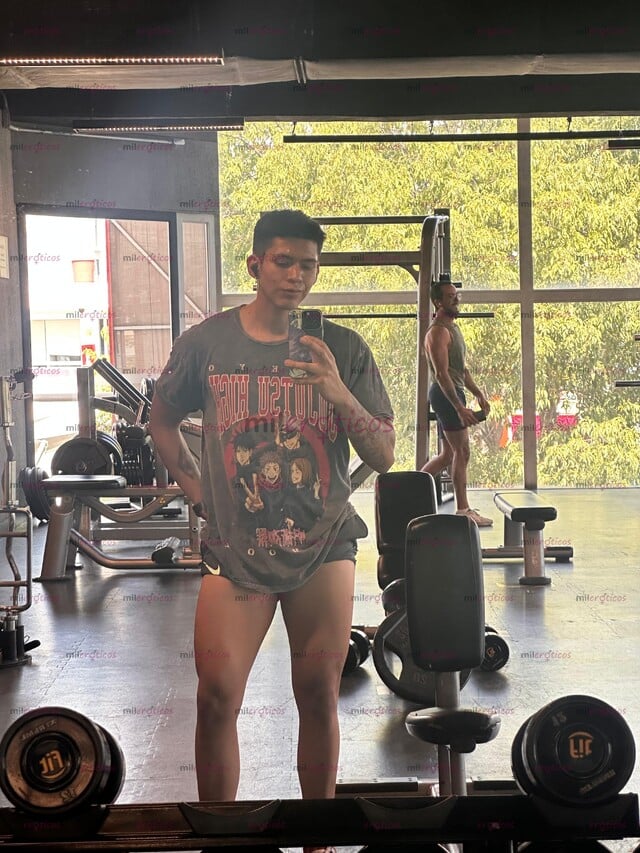 FOTOS DE HOMBRE GUAPO, JOVEN Y VERGÓN LISTO PARA CUMPLIR TUS CAPRICHOS.