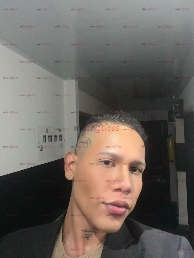 FOTOS DE HOY UN CHICO JOVEN Y ENCANTADOR DE LINDA SONRISA Y MIRADA TIERNA