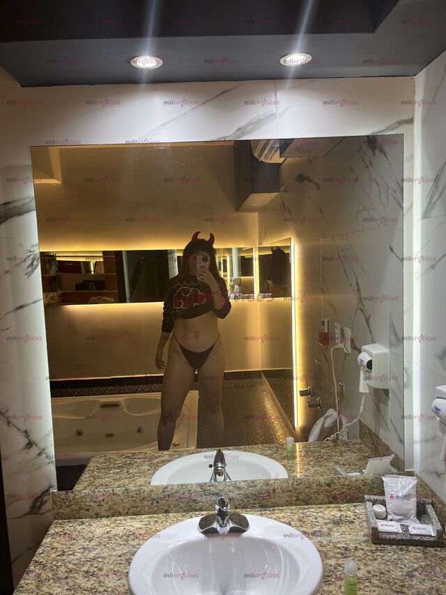 FOTOS DE PUTITA COLOMBIANA CON MANOS DE SEDA, LISTA PARA PORTARSE MAL