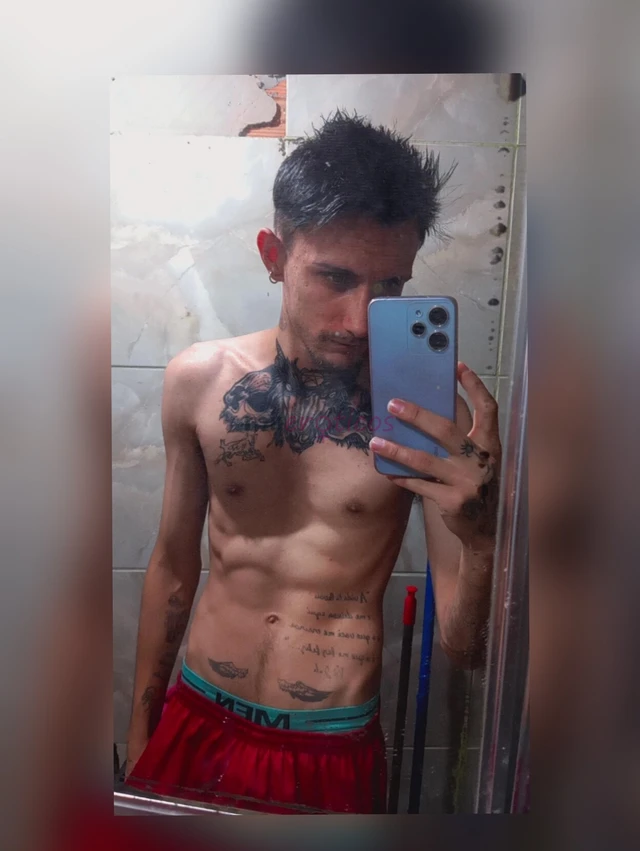Sou gaucho tatuado novinho gosto de diversao e boas experiencias entrei no ramo agora ainda nao sei como funciona direito busco conhecer pessoas e ver...