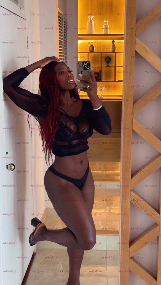 FOTOS DE SENSUAL, HERMOSA NEGRA DE MEDIAS PERFECTAS Y SENOS GRANDES