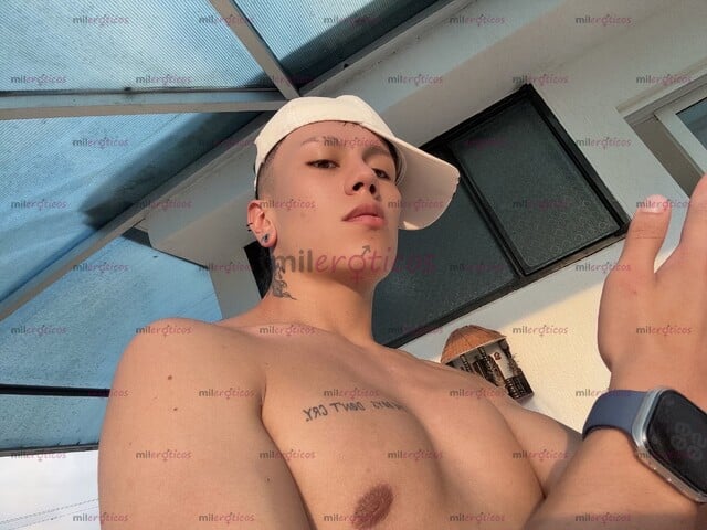 FOTOS DE CHICO DE 1.90 VARONIL TATUADO PAISA, MACHO JOVEN LISTO PARA COMPLACER