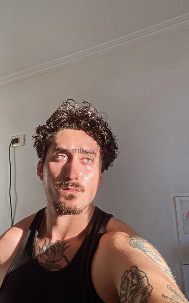 Alto varonil con rulos castanos y ojos verdes intensos se como hacerte sentir deseada admirada y completamente satisfecha con clase y discrecion absol...