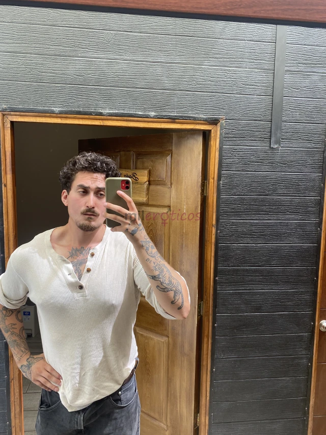 Alto varonil con rulos castanos y ojos verdes intensos se como hacerte sentir deseada admirada y completamente satisfecha con clase y discrecion absol...