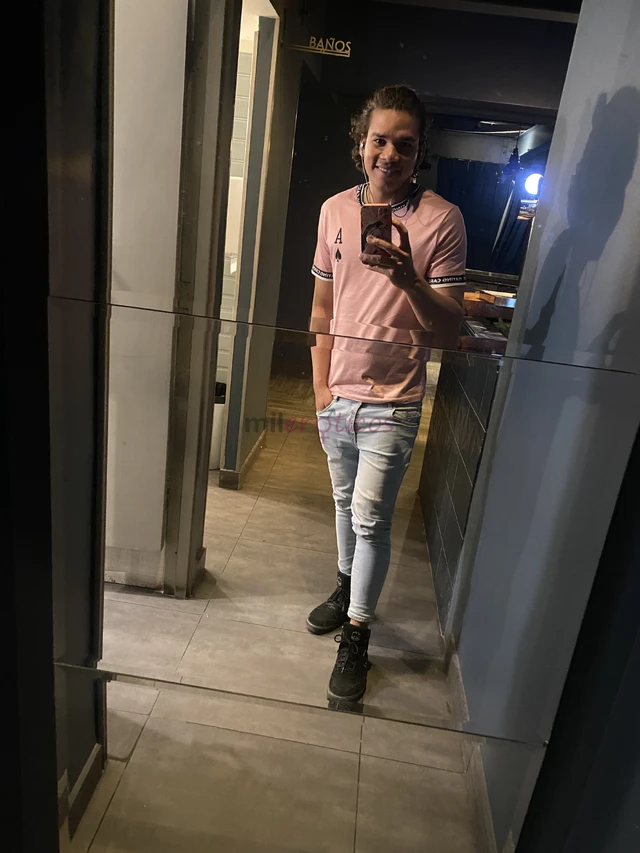 Hola chicos mucho gusto soy manuel joven nuevo en esto traigo para ustedes un servicio ameno placentero lujurioso y lleno de morbos ricos no dudes en...