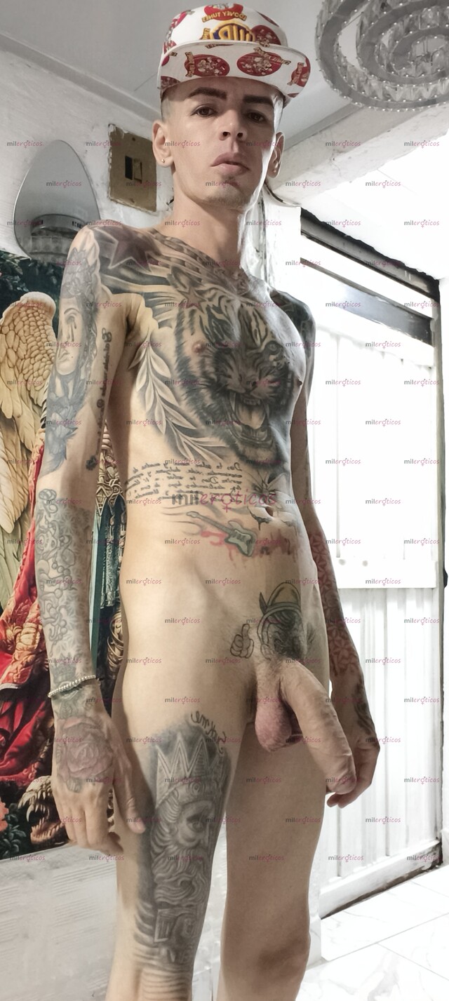 FOTOS DE FLACO VERGON TATUADO BLANCO ACTIVO SERIO RESERVADO