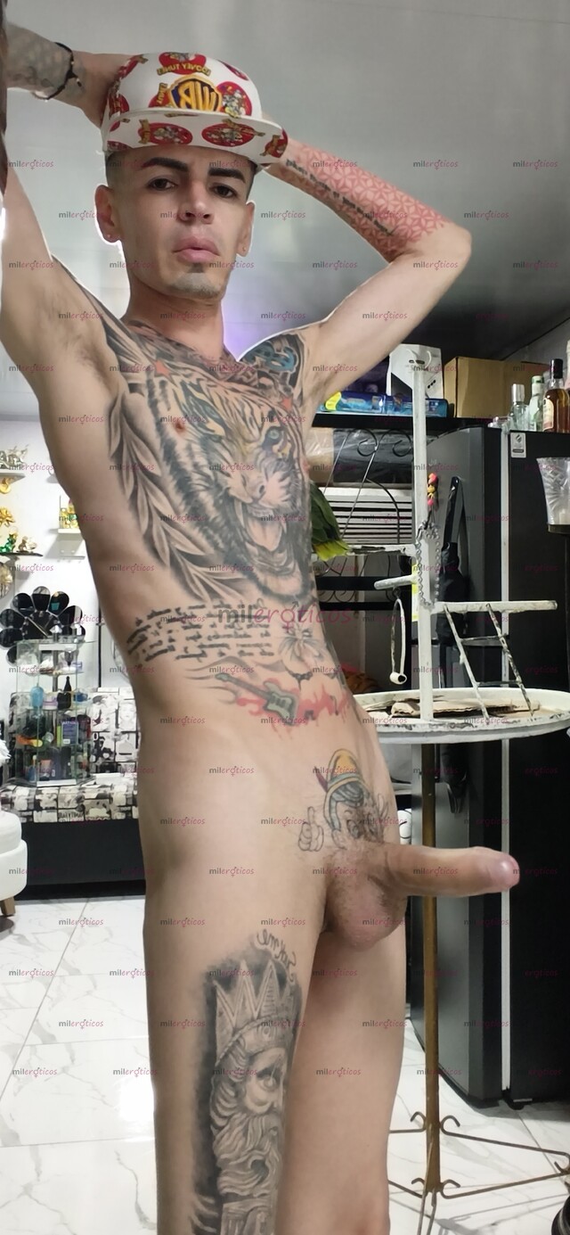 FOTOS DE FLACO VERGON TATUADO BLANCO ACTIVO SERIO RESERVADO