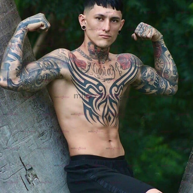 FOTOS DE JOVEN TATUADO DESCOMPLICADO ACTIVO 100%ME GUSTAN ALTAS CHAPARRAS BAJITAS GORDITU