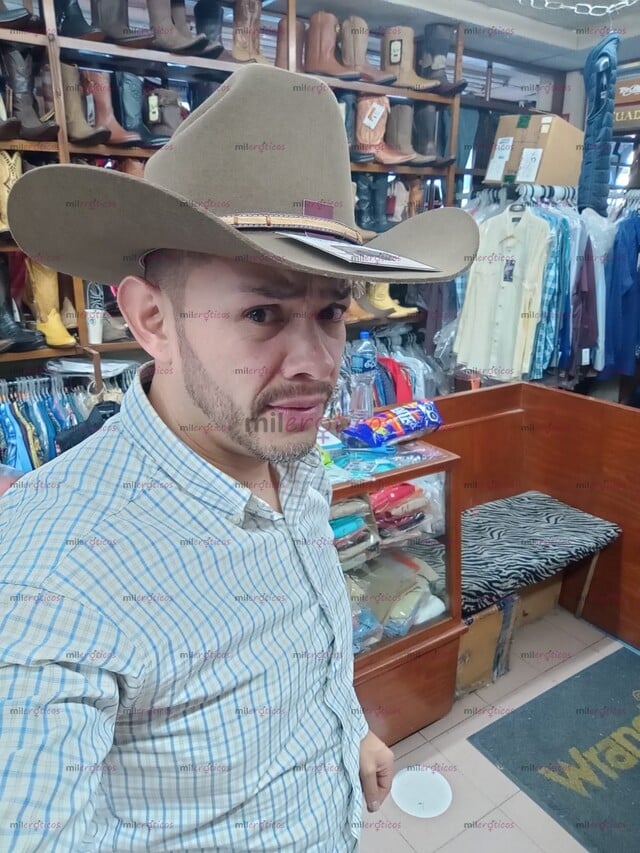 FOTOS DE SOY VARONIL DOTADO CON PERLAS EN LA VERGA COMPLACIENTE Y MUY CARIÑOSO