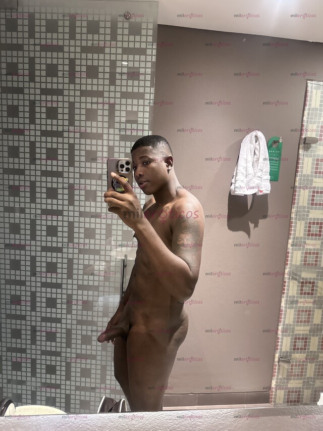 FOTOS DE NEGRO MACHO VERGON 22CM DE PLACER, SI TE GUSTA SER SUMISO ACA ESTA TU MACHO.