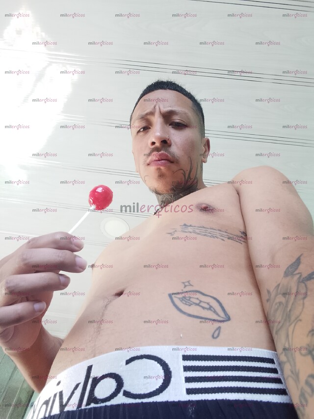 FOTOS DE JOVEN MASCULINO,TATUADO VERSÁTIL Y ARRECHO