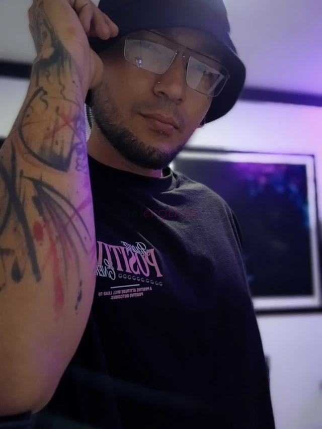 Hombre de 34 anos tatuadorten la confianza de escribirmellegue para cumplir tus deseosvivamos una experiencia unica te sabre escuchar y dar la mejor c...