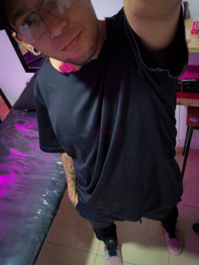 Hombre de 34 anos tatuadorten la confianza de escribirmellegue para cumplir tus deseosvivamos una experiencia unica te sabre escuchar y dar la mejor c...