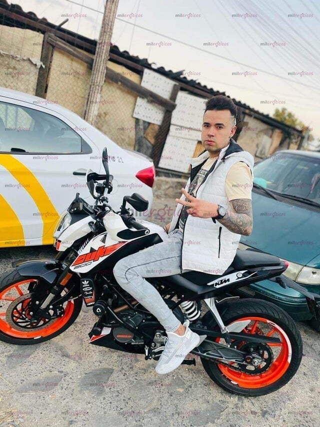 FOTOS DE JOVEN DELGADO Y DE BUEN VER CON UNA VERGA GRANDE Y GRUESA