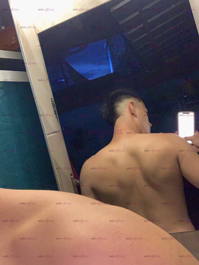 FOTOS DE UN HOMBRE CON CARISMA, ESTILO Y SOFISTICACIÓN.