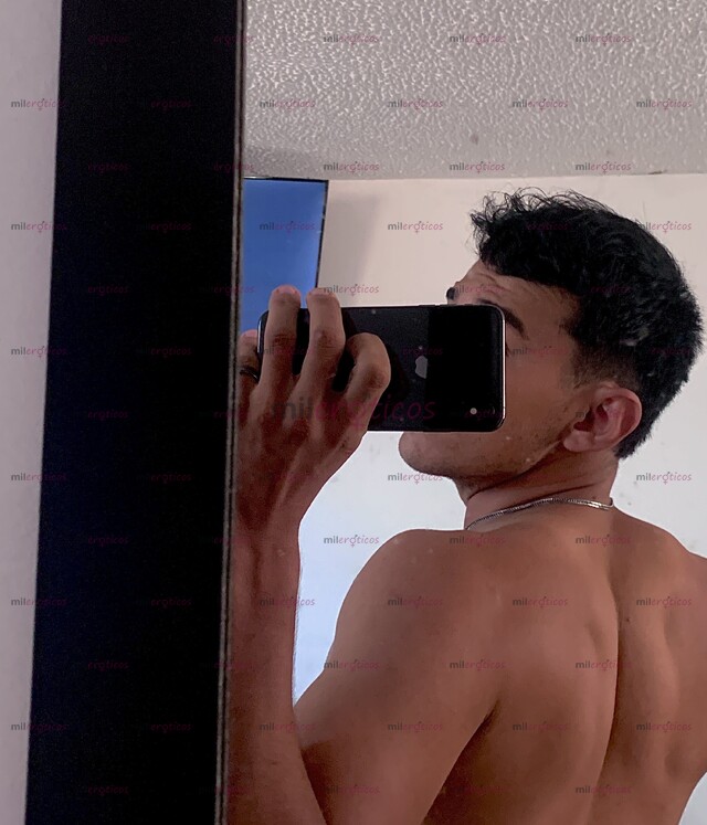 FOTOS DE UN HOMBRE CON CARISMA, ESTILO Y SOFISTICACIÓN.