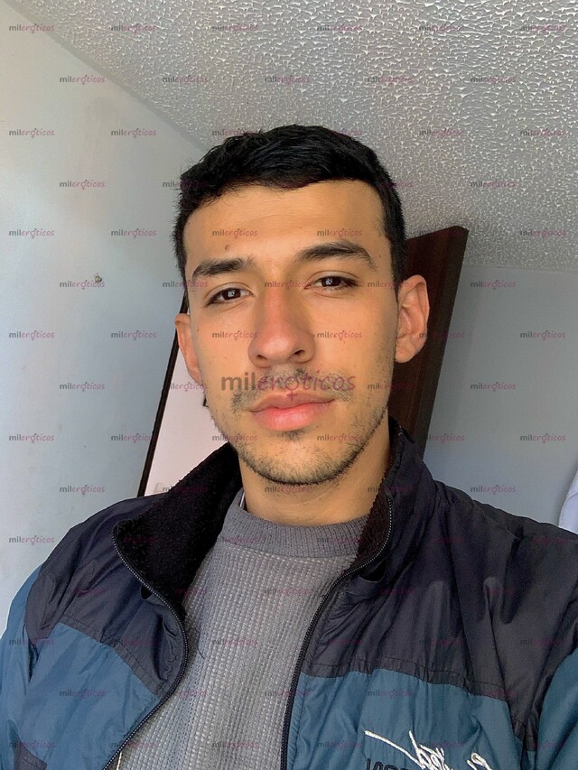 FOTOS DE UN HOMBRE CON CARISMA, ESTILO Y SOFISTICACIÓN.