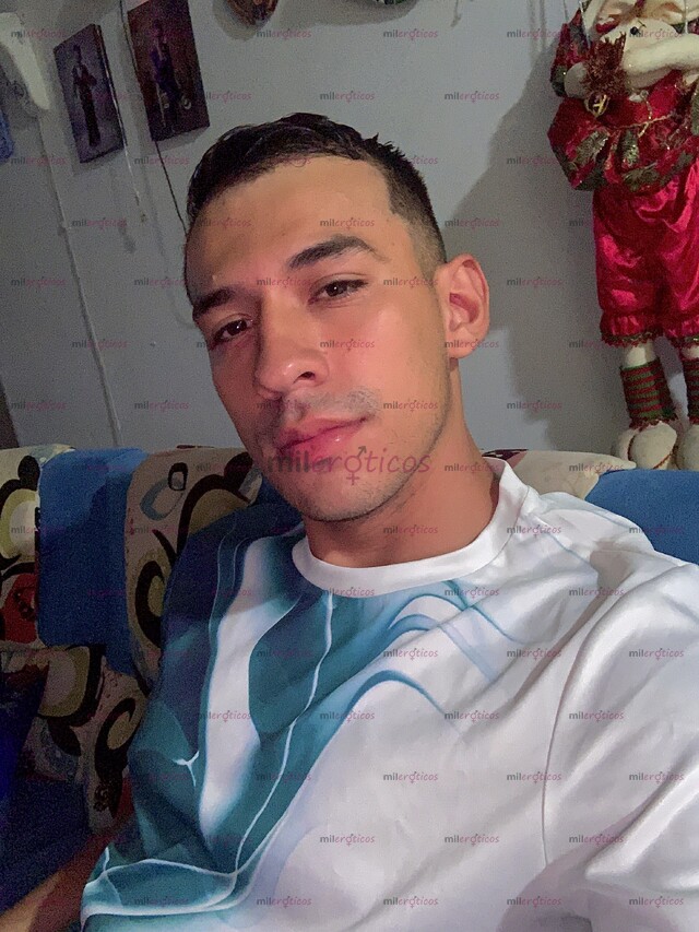 FOTOS DE UN HOMBRE CON CARISMA, ESTILO Y SOFISTICACIÓN.