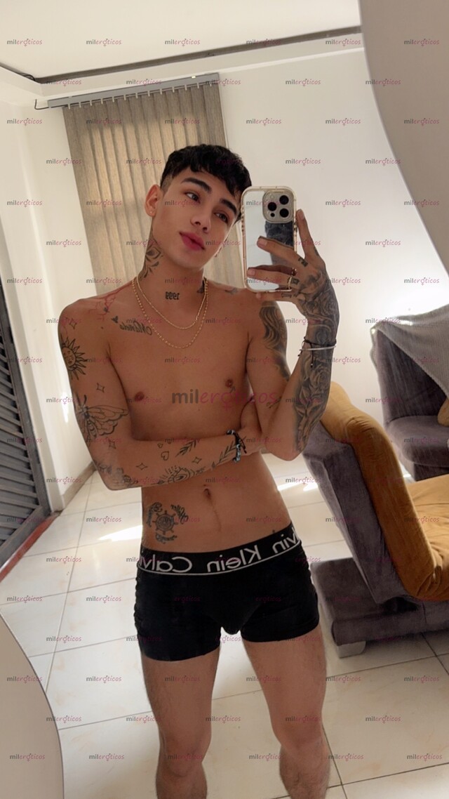 FOTOS DE LINDO POLLITO VERGON TATUADO FIESTERO Y COMPLACIENTE