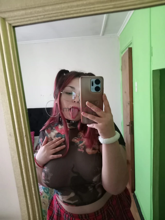 Holi me llamo alexa y soy una jovencita estudiante santiaguina ninfomana culona tatuada y con las tetitas perforadas soy nuevita en el rubro me gusta...