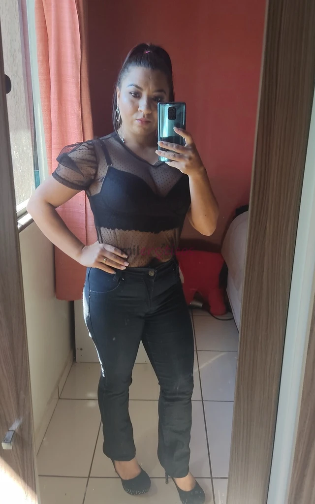 Morena fogosa e irresistivel peituda safada com a mente aberta e cheia de fantasias pra realizar trabalho com vendas de conteudo adulto exclusivo foto...