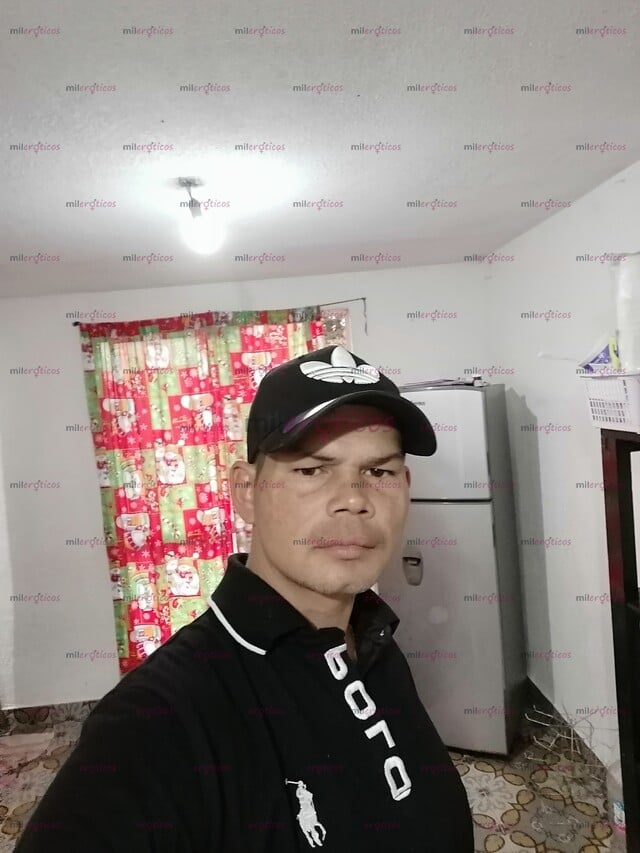 FOTOS DE VERGON 23 CM 100% CON CONDÓN Y A PELO JOVEN VENEZOLANO LECHERO