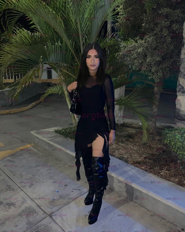 FOTOS DE MORENITA CALIENTE DE 22 AÑITOS SÚPER FEMENINA Y LECHERA.