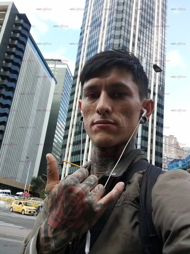FOTOS DE JOVEN TATUADO DESCOMPLICADO ACTIVO 100%ME GUSTAN ALTAS CHAPARRAS BAJITAS GORDITU