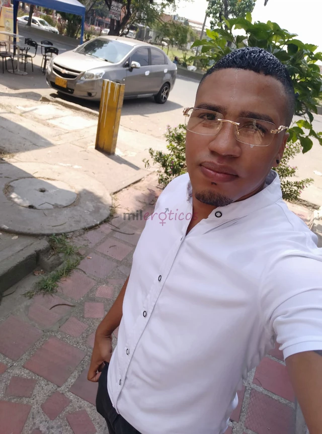 Hola me llamo andres un moreno de colombia muy bello tengo 27 anos muy artiende con ganas de muchas cosas no te quedes con las ganas preguntame y te b...