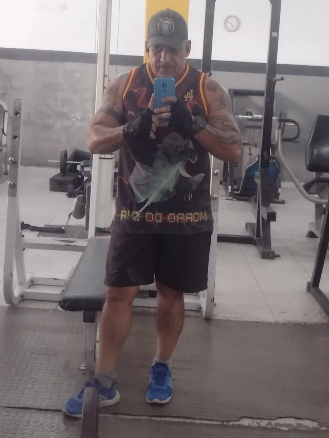 Homem de 40 anos charmoso educado e discreto companhia ideal para eventos jantares ou momentos especiais elegancia conversa envolvente e total respeit...