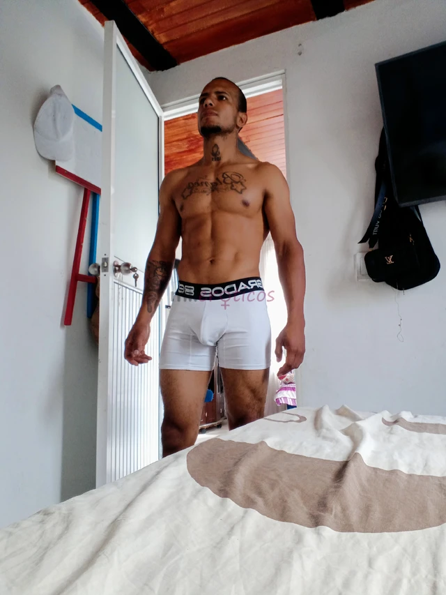 Hola soy colombiano me encuentro en chile tengo 28 anos muy caliente y dispuesto a complacer su fantasia sexual ya q soy muy bien dotado te abre venir...