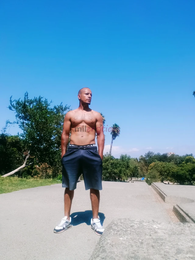 Hola soy colombiano me encuentro en chile tengo 28 anos muy caliente y dispuesto a complacer su fantasia sexual ya q soy muy bien dotado te abre venir...